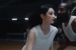 小心登哥告你走步🤣女主播婧雯用AI制作与哈登单挑视频~