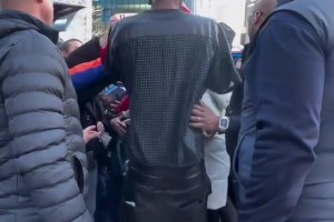 SGA给球迷签名！现场混乱裤子都快挤掉了！无奈快速离开现场