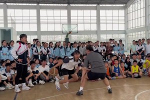 这个视频我看了三遍，已经找到了打败她的办法，摘掉她的眼镜🤭