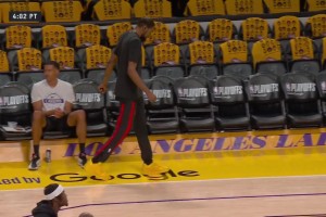 因右膝挫伤缺阵！杜兰特走路姿势看上去是有些一瘸一拐