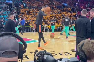 文班赛前热身秀了一把颠球，这脚法有点东西啊！😂