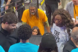 邓肯现场观战马刺季后赛首秀！这造型已经让人完全认不出来了吧！